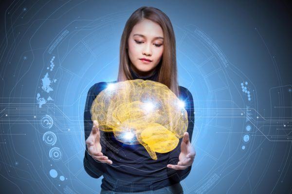 peligros-de-redes-sociales-ninos-y-jovenes-mujer-cerebro-virtual-en-mano